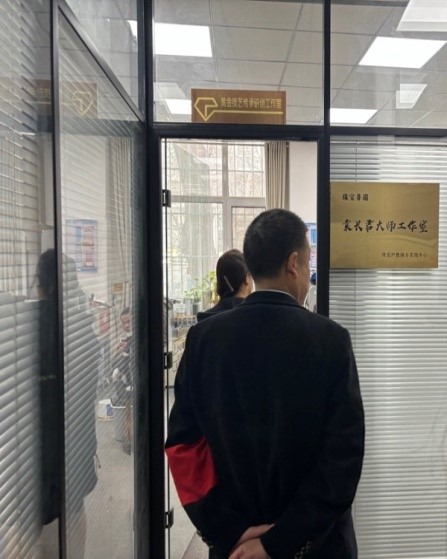男人站在门前 中度可信度描述已自动生成