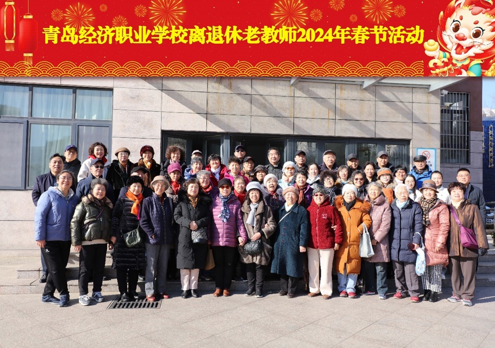 一群人站在建筑外的招牌

描述已自动生成