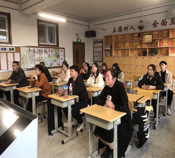 22级2班-第一张统一课件拍照（有班主任和家长、课件）