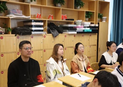 一群人坐在桌子前

AI 生成的内容可能不正确。