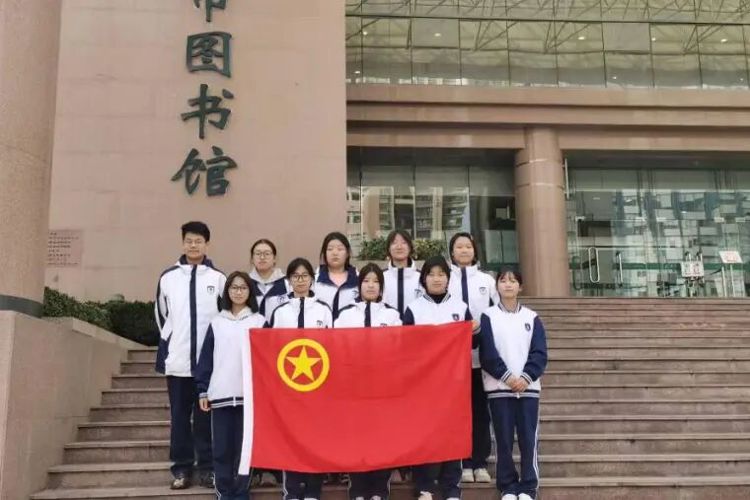 【经济快讯】汉藏同心志愿行，书香共铸民族情——我校“琢玉知行”志愿团2025级3班与12班联合志愿队前往市图书馆开展志愿服务活动