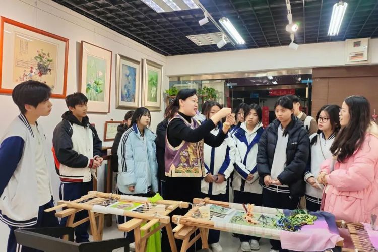 【经济快讯】感受千年针法魅力 解锁传统技艺新技能——青岛经济职业学校2025级1班团支部走进“齐绣红坊”主题团日活动纪实