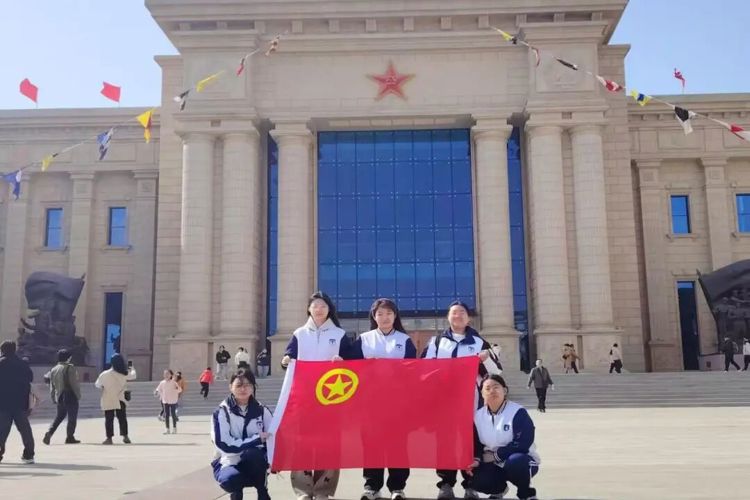 【经济快讯】赓续蓝色荣光 砥砺青春担当——青岛经济职业学校2025级6班团支部赴海军博物馆开展主题团日活动纪实