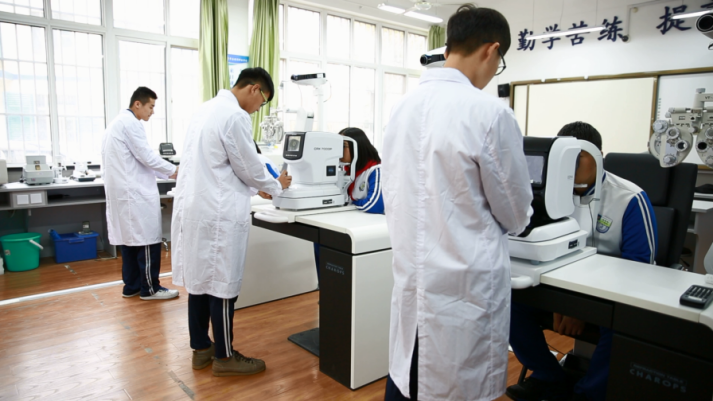 2.眼视光与配镜专业学生实训