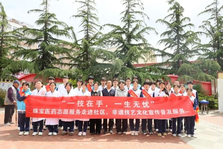 【经济快讯】青岛经济职业学校开展2026年职业教育活动周活动——“琢玉知行”志愿团走进社区开展非遗技艺文化宣传普及服务活动