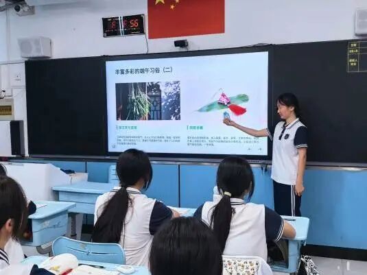 【经济快讯】粽香承古韵 端午伴家人——我校“琢玉知行”志愿团2025级4班志愿服务队开展端午节志愿服务活动