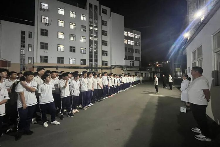 【经济安全】三校联合筑防线 消防演练保平安——青岛经济职业学校牵头开展登州路宿舍区联合消防逃生演练